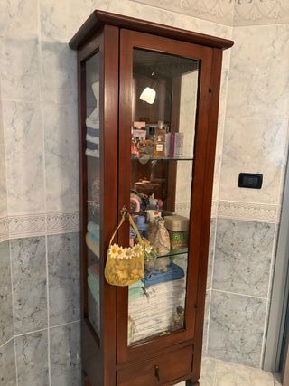 Cristalliera in legno scuro