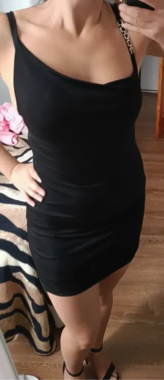 Vestido negro tirantes cadena