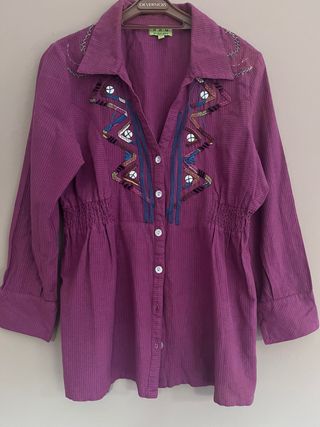 Camisa con bordados