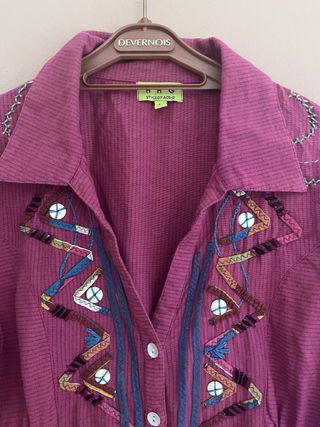 Camisa con bordados