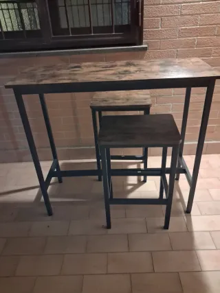 Tavolo alto con 2 sgabelli