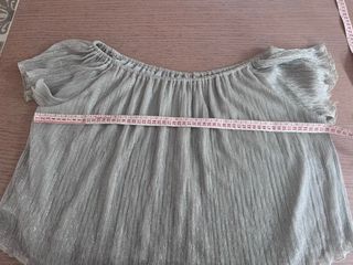 Blusa plateada y dorada con hilos metalizados