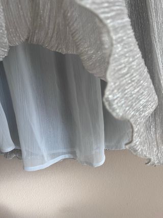 Blusa plateada y dorada con hilos metalizados