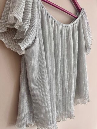 Blusa plateada y dorada con hilos metalizados