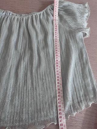 Blusa plateada y dorada con hilos metalizados