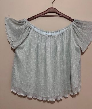 Blusa plateada y dorada con hilos metalizados