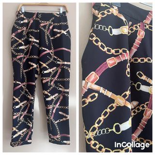 Pantalones negros con estampado de cadenas