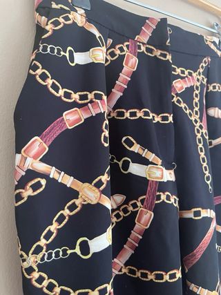 Pantalones negros con estampado de cadenas