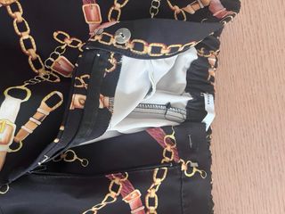 Pantalones negros con estampado de cadenas
