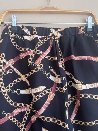 Pantalones negros con estampado de cadenas