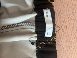 Pantalones negros con estampado de cadenas