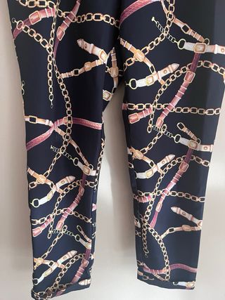 Pantalones negros con estampado de cadenas