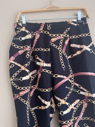 Pantalones negros con estampado de cadenas