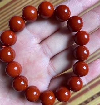 Pulsera de cuentas rojas