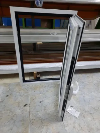 Ventana blanca nueva