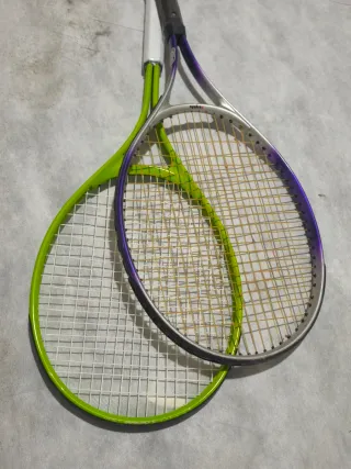 Raquetas de tenis/bádminton verdes y moradas