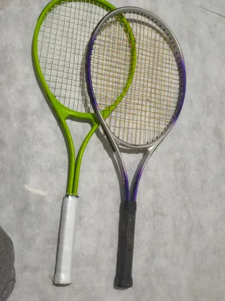 Raquetas de tenis/bádminton verdes y moradas
