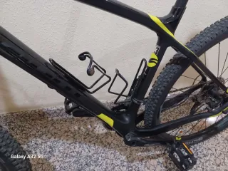 Bicicleta de montaña Giant negra y amarilla