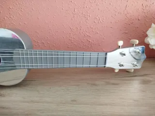 Ukelele plateado como nuevo