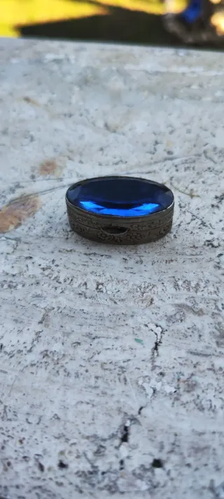 Vecchie scatole argento con gemma blu e sole resin