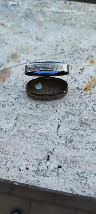 Vecchie scatole argento con gemma blu e sole resin