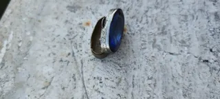 Vecchie scatole argento con gemma blu e sole resin