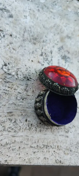 Vecchie scatole argento con gemma blu e sole resin