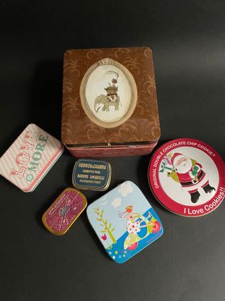 Lotti di scatole di latta colorate