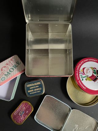 Lotti di scatole di latta colorate