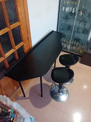 Mesa alta negra y 2 taburetes