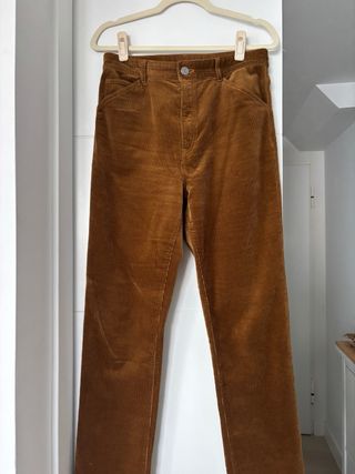 Pantalón pana marrón Massimo Dutti.