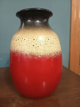 Jarrón estilo lava cerámica negro beige y rojo