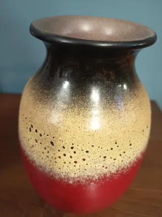 Jarrón estilo lava cerámica negro beige y rojo