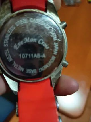 Reloj deportivo hombre rojo y plateado