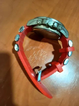 Reloj deportivo hombre rojo y plateado