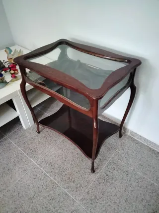 Mesa de madera y cristal para cubertería