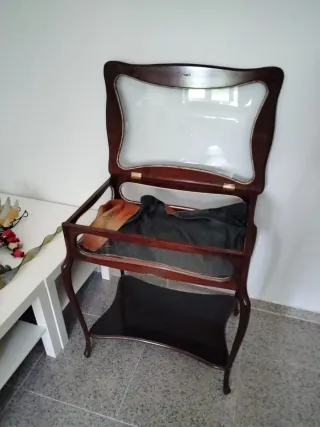 Mesa de madera y cristal para cubertería