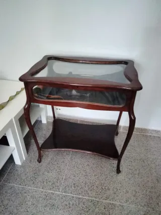 Mesa de madera y cristal para cubertería