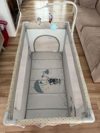 Cuna de viaje con móvil