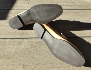 Zapatos planos Zara beige con detalle dorado