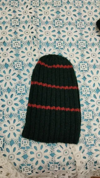 Sciarpa e cappello verde