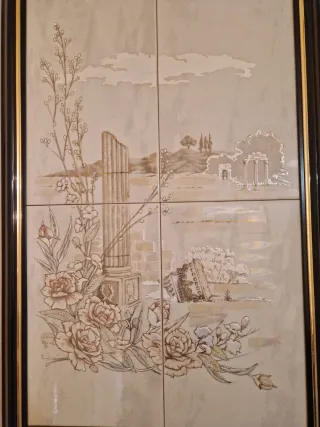 Quadro di piastrelle dipinte beige e dorate