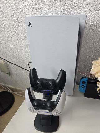 PlayStation 5 + 2 controller + 4 giochi + caricatore doppio