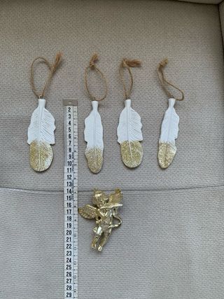 4 adornos pluma dorada y blanca y un angelito