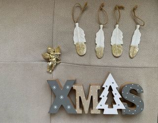 4 adornos pluma dorada y blanca y un angelito