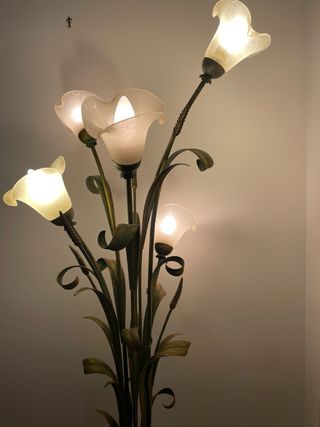 Lampada da terra design floreale