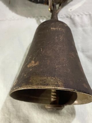 Campana antica in metallo