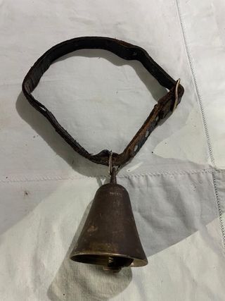 Campana antica in metallo