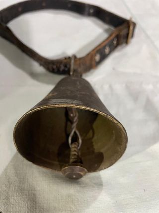 Campana antica in metallo