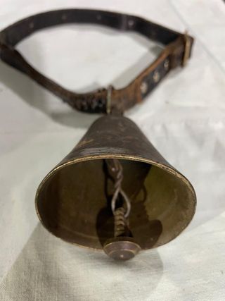 Campana antica in metallo